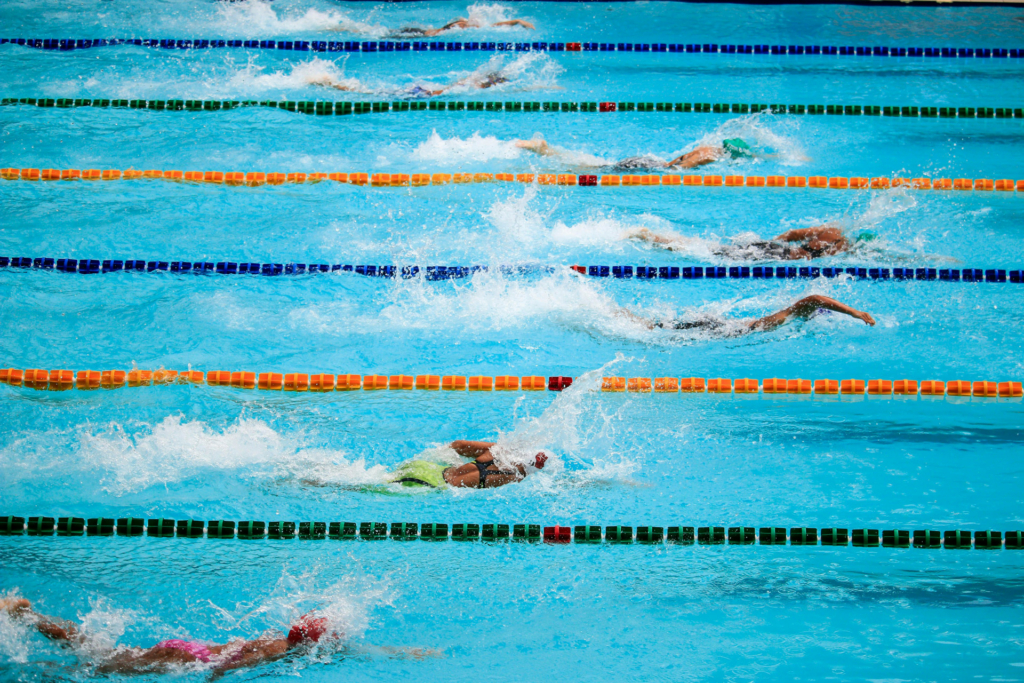 nageurs dans une piscine