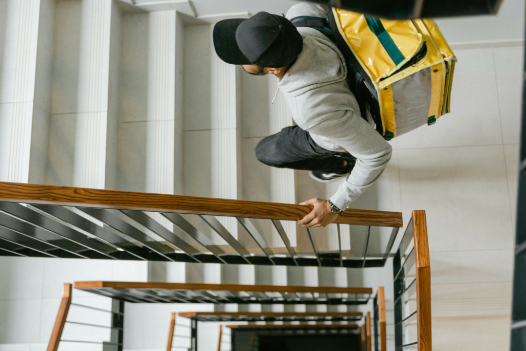 livreur de colis cage escalier