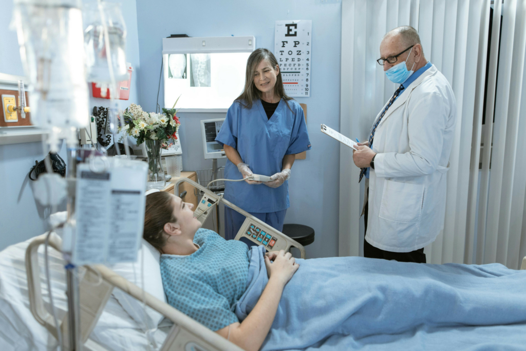 patient avec médecin hopital
