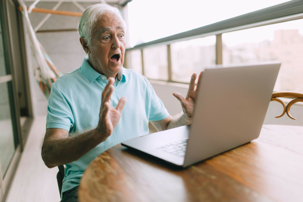 senior surpris devant son pc