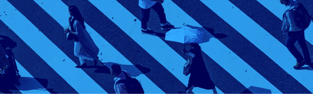 Vue aérienne de piétons anonymes sur un passage clouté, symbole des identités exposées au vol de données